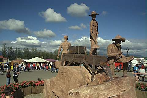 Statue of gold miners 